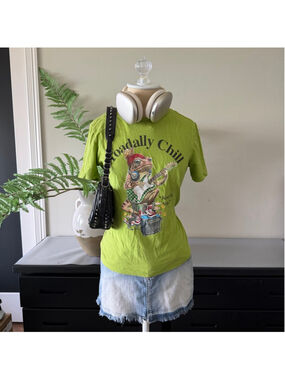 “Toadally Chill” Frog Graphic Tee Chartreuse Funny Y2K T-Shirt Size S